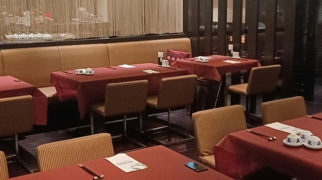 謝朋殿 - 内観写真:最大３６名様まで利用可能なブース席。大人数の宴会にぴったりです。