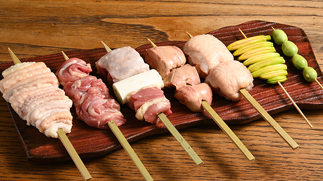 とり卓忠 - メイン写真:厳選された鶏と野菜を使用した串