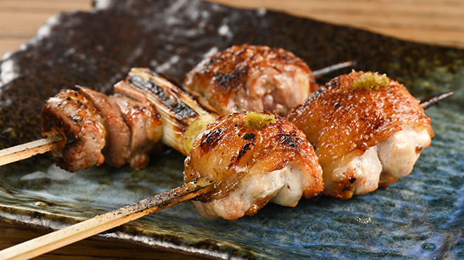 とり卓忠 - メイン写真:近火の強火で焼かれた串は外はパリッ、中は肉汁が溢れます