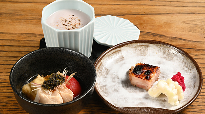 とり卓忠 - メイン写真:季節毎に変化を見せる逸品料理