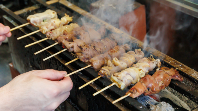 焼鳥どん - メイン写真:焼鳥焼いている瞬間