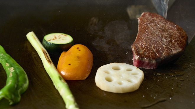 卓 - メイン写真:季節の焼野菜と和牛ヒレステーキ
