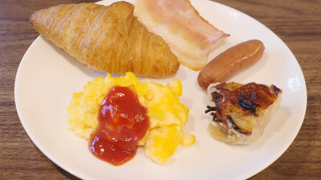 丁字屋 KASHIWA NO HA - 料理写真:スクランブルエッグ、鶏もも肉の塩麹焼き、ソーセージ、ベーコン、A.O.Pバターのクロワッサン