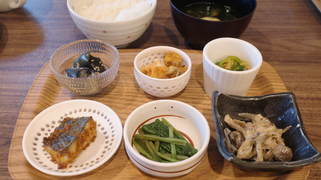 丁字屋 KASHIWA NO HA - 料理写真:サワラのスパイス揚げ、おひたし、きのこの和物、ナスの煮浸し、魚とじゃがいも、ピーマンとしらすのピリ辛和え、新潟県産コシヒカリ、味噌汁