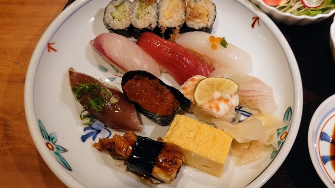 江戸前  一朗 - 料理写真:令和6年7月 ランチタイム(11:30〜13:30)
  お寿司御膳 税込1950円
  にぎり盛り合わせ8貫、巻物4切れ、玉子焼き、小鉢、茶碗蒸し、おわん、生野菜