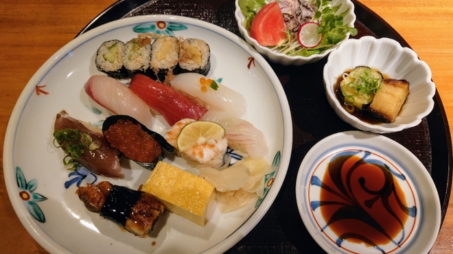 江戸前  一朗 - 料理写真:令和6年7月 ランチタイム(11:30〜13:30)
  お寿司御膳 税込1950円
  にぎり盛り合わせ8貫、巻物4切れ、玉子焼き、小鉢、茶碗蒸し、おわん、生野菜