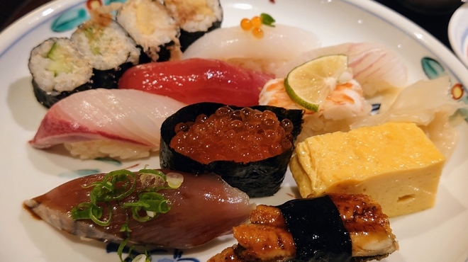 江戸前  一朗 - 料理写真:令和6年7月 ランチタイム(11:30〜13:30)
  お寿司御膳 税込1950円
  にぎり盛り合わせ8貫、巻物4切れ、玉子焼き、小鉢、茶碗蒸し、おわん、生野菜