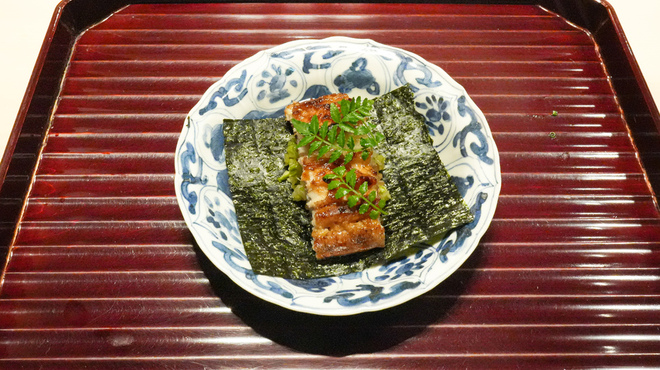 多仁本 - 料理写真:うなぎの蒲焼の飯蒸し、間に白瓜の甘酢漬け、海苔で包んで
