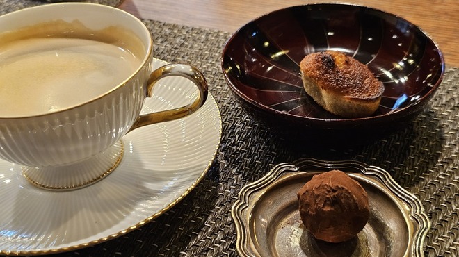 ル・ゴーシュ・セキ - 料理写真:焼き立てフィナンシェとトリュフチョコレート
