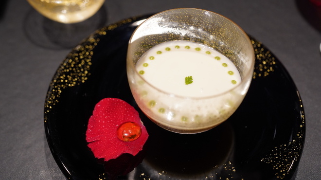 ラトリエ ドゥ ジョエル・ロブション - 料理写真:キャビアアンぺリアル：キャビアとオマール海老のジュレをなめらかなカリフラワーのクリームで 