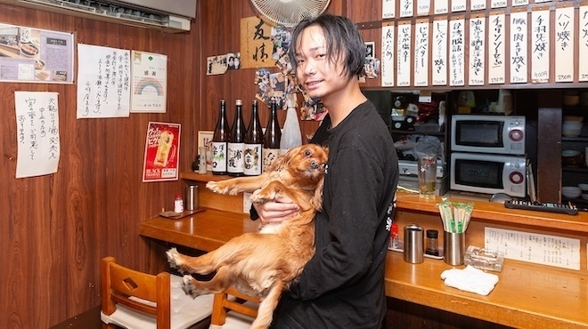 串焼き 千羽 - メイン写真:犬と店員