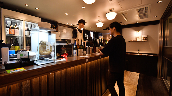 鬼貝 - メイン写真:立ち飲み席