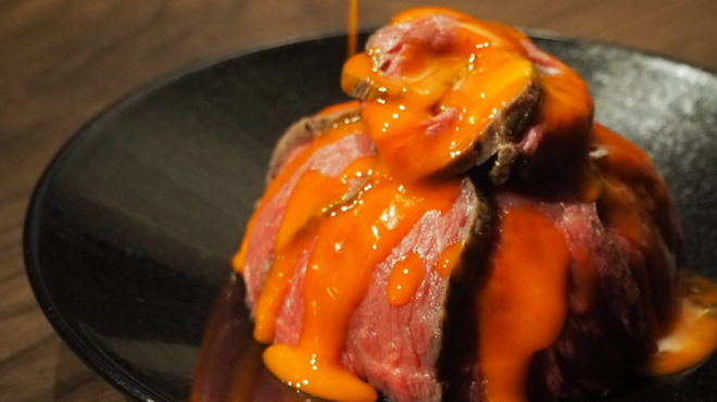 新宿牛タンローストビーフ 白か黒 - メイン写真: