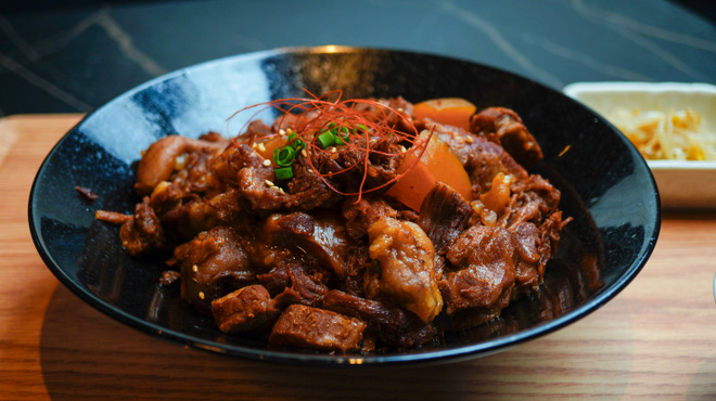 新宿牛タンローストビーフ 白か黒 - メイン写真: