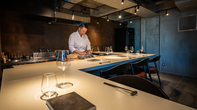 深坂 - メイン写真:モダンな雰囲気の店内