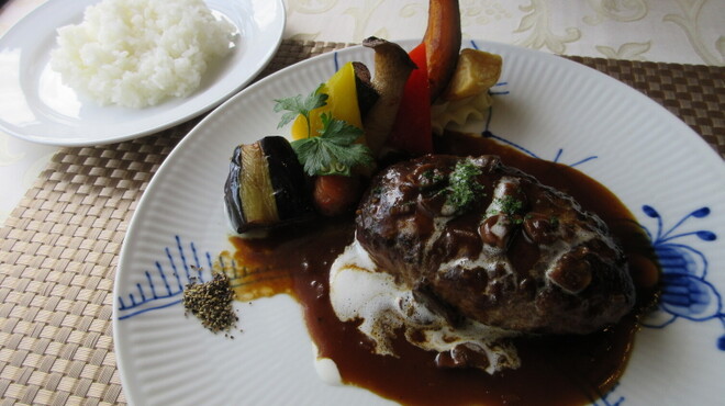 ベルセゾン・ナカムラ - 料理写真:【和牛ハンバーグセット（１０食限定）２２００円】