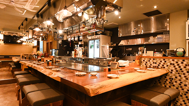 呑輝 - メイン写真:一枚板を使ったカウンター席