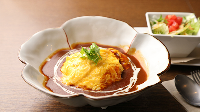 一凛珈琲 - メイン写真:ふわとろオムライス（サラダ付）単品