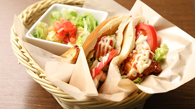 一凛珈琲 - メイン写真:エスニックチキンピタサンド