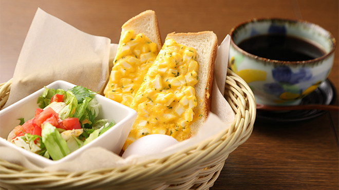 一凛珈琲 - メイン写真:たまごトースト、サラダ、ゆで卵のモーニングセット