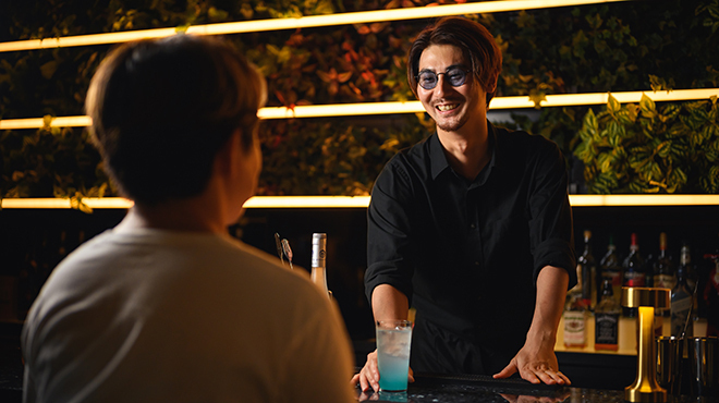 ètoile - メイン写真:スタッフ（ドリンク提供シーン）