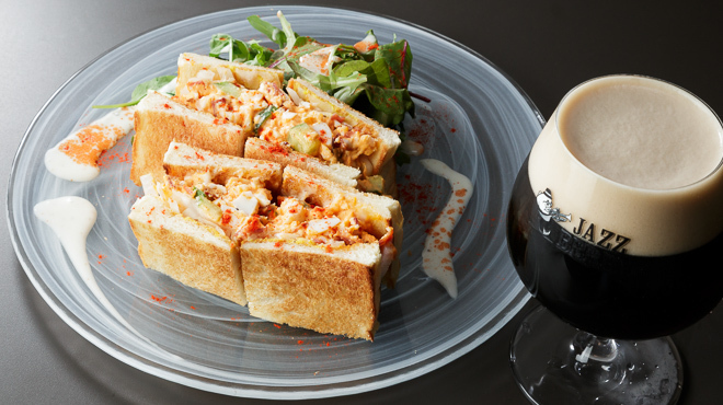 JAZZ BERRY - メイン写真:フード1　名物！！たまごマヨサンドと黒生ビール