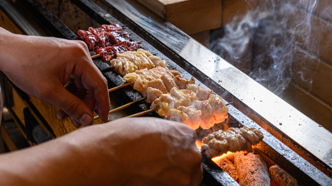 Yakitori Takase - 正在烤製的照片