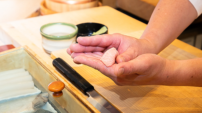 たる善 - メイン写真:お鮨を握る手元の写真
