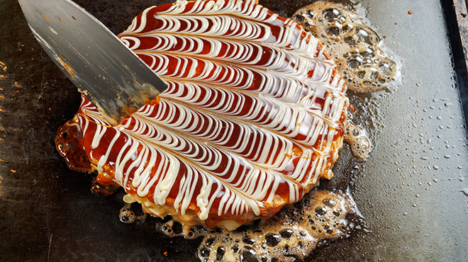 だしとこな - メイン写真:お好み焼 焼いてる