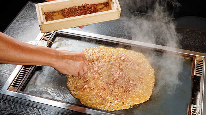 だしとこな - メイン写真:本枯れ節のかつお節をかけてる