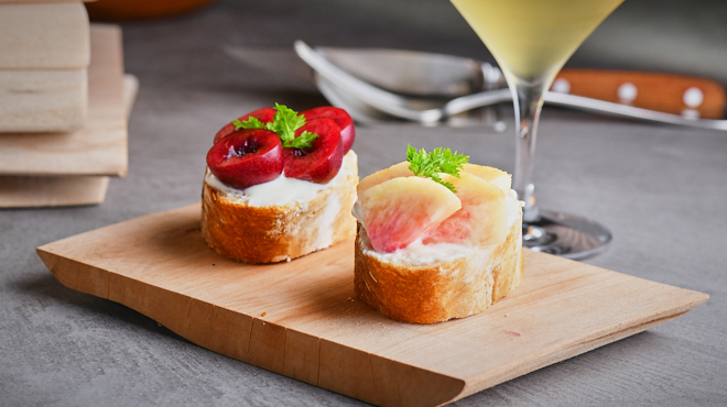 Bowery lane - メイン写真:ブルスケッタ・アメリカンチェリーと桃（季節のフルーツ）