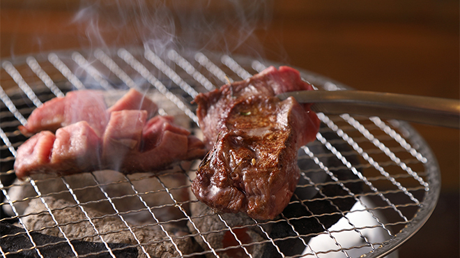 ホルモン しま田 - 料理写真:炭火だからできる雰囲気、味わい