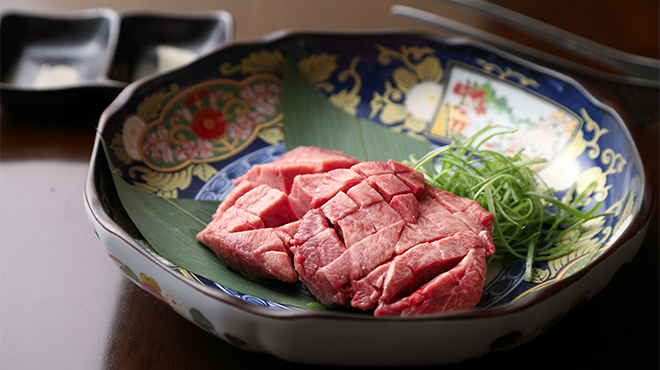 ホルモン しま田 - 料理写真:数量限定の贅沢な一品　”厚切り特選タン塩”