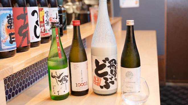 元町パーラー ヨコヤマ丈蔵 - メイン写真:ドリンク集合　ボトル＋グラス