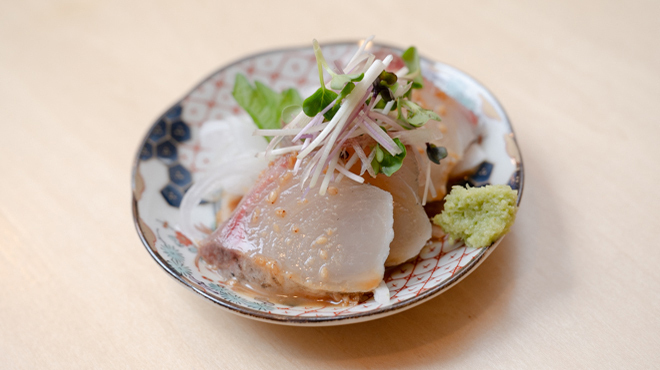 元町パーラー ヨコヤマ丈蔵 - メイン写真:わら焼きゴマカンパチ