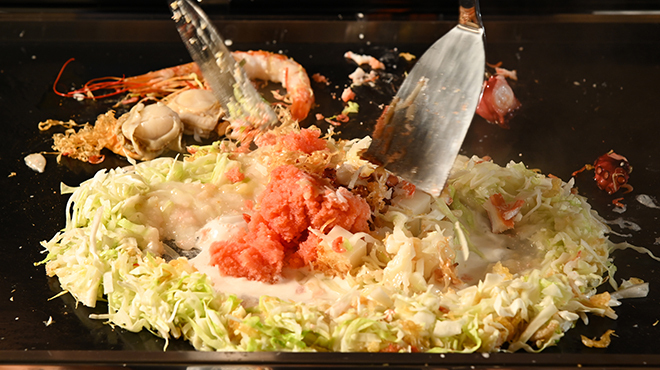 浅草もんじゃ もんろう - メイン写真:鉄板はスタッフにお任せください！