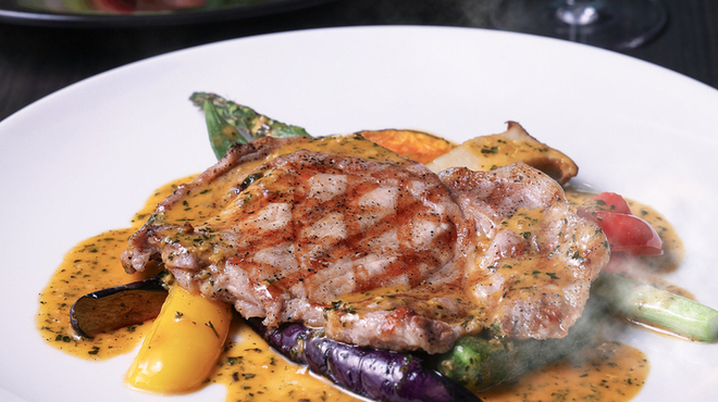 SATSUKI  - 料理写真:熊谷喜八シェフコラボレーション料理～豚ロース肉のエスカロープ 網焼き カフェ ド パリ風～