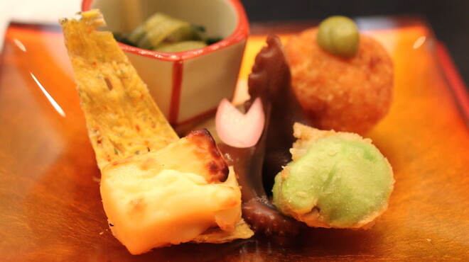 なだ万 - 料理写真:旬菜　（筍ライスコロッケ　木の芽ネーズ、飯蛸桜煮、蚕豆挟み揚げ、花山椒　赤貝酢浸し、畳鰯チーズ挟み）