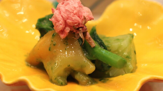 なだ万 - 料理写真:旬菜　（烏賊舌切菜花独活　香草和え）