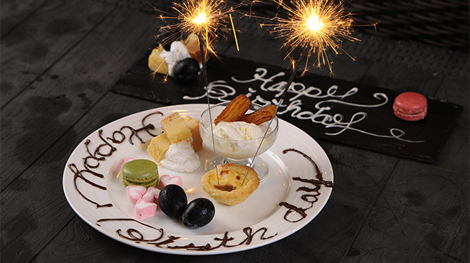 ルーフトップ ミリュー - メイン写真:記念日誕生日に手作りのお祝いプレートはいかがですか？お電話でお問い合わせください。