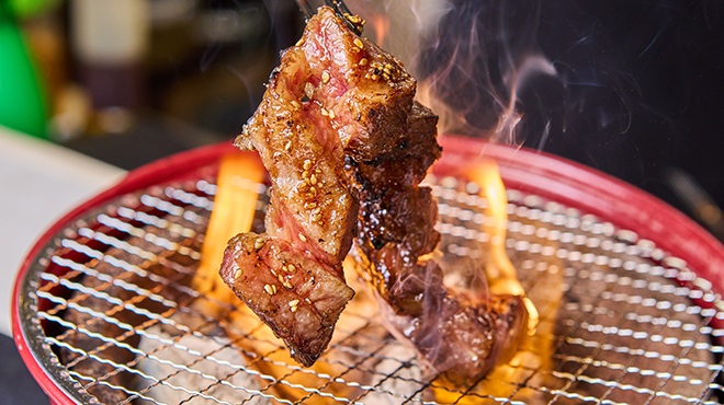 焼肉はうす たられば - メイン写真:七輪（焼いてる所）ワンカル