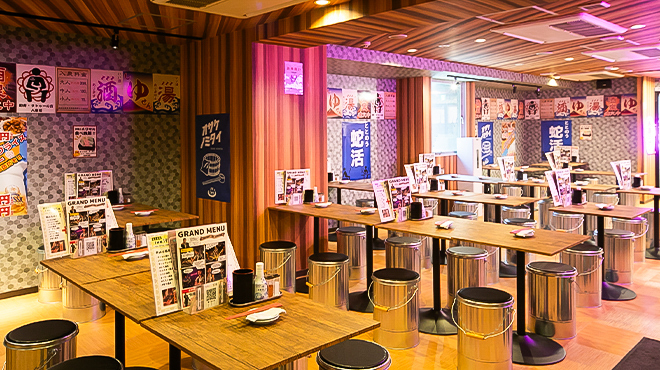 ひねり蛇口ハイ 大衆酒泉テルマエ - メイン写真:テーブル席