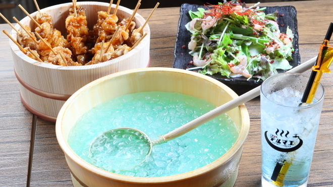 ひねり蛇口ハイ 大衆酒泉テルマエ - ドリンク写真:桶ドリンク＋串20本＋シーザーサラダ