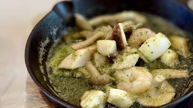 ラ ポルト - 料理写真:魚介とキノコの香草バター焼きトースト添え。