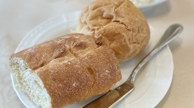 ラ ポルト - 料理写真:焼き立てバケット