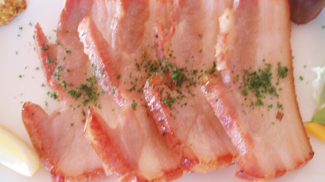 檪の丘 - 料理写真:桜のチップで燻した自家製のベーコン