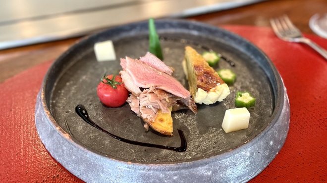 ザ コロネーション - 料理写真:鴨のローストとコンフィ・長ねぎのタルト・プチぷよトマト