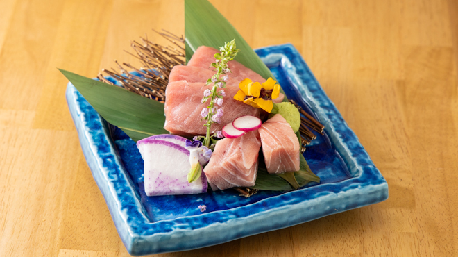 鮨とおでん＆ - メイン写真:本マグロ中とろ刺し