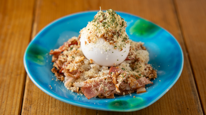 常蔵 - メイン写真:半熟卵のせポテサラ