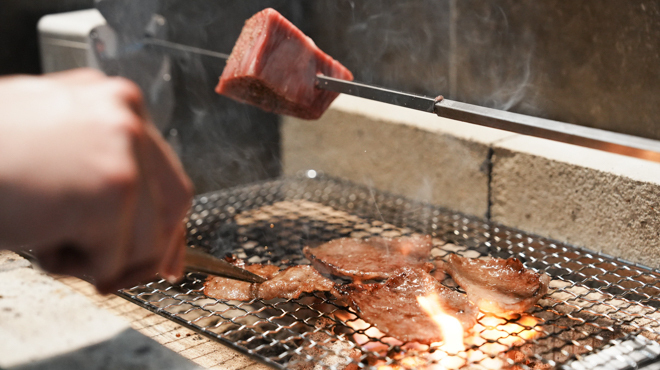 熟成焼肉えいき - メイン写真:焼いてる所